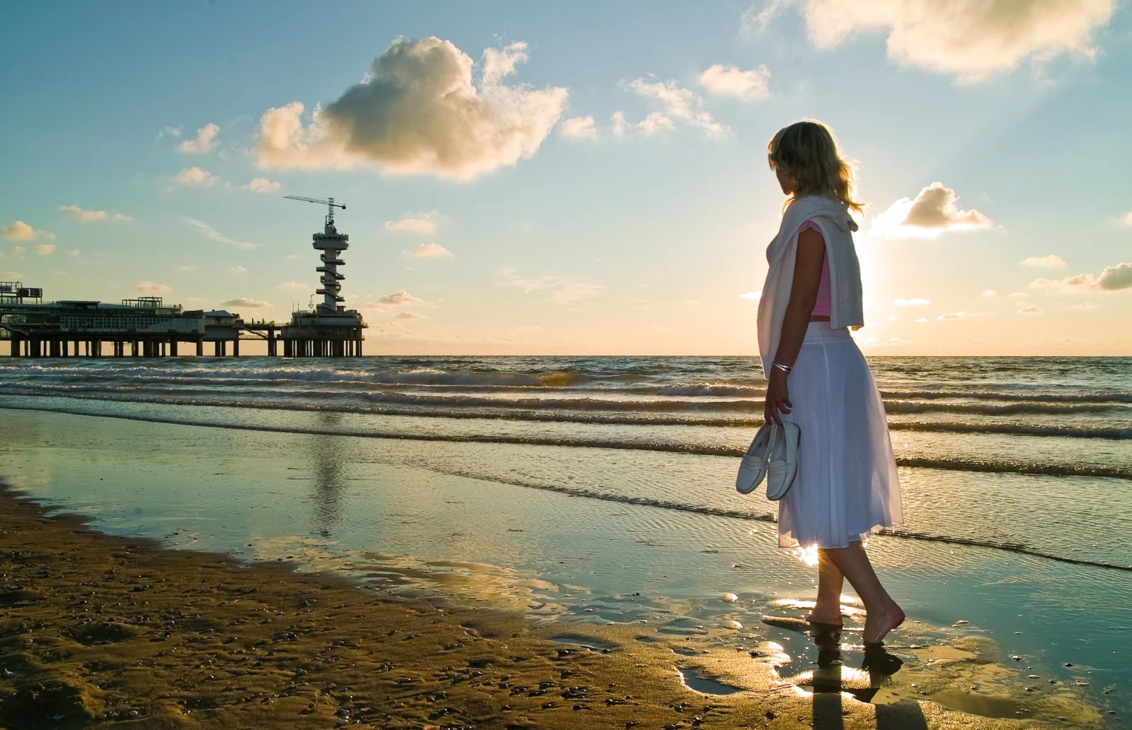 Romantisch wandelen aan zee bij Scheveningen