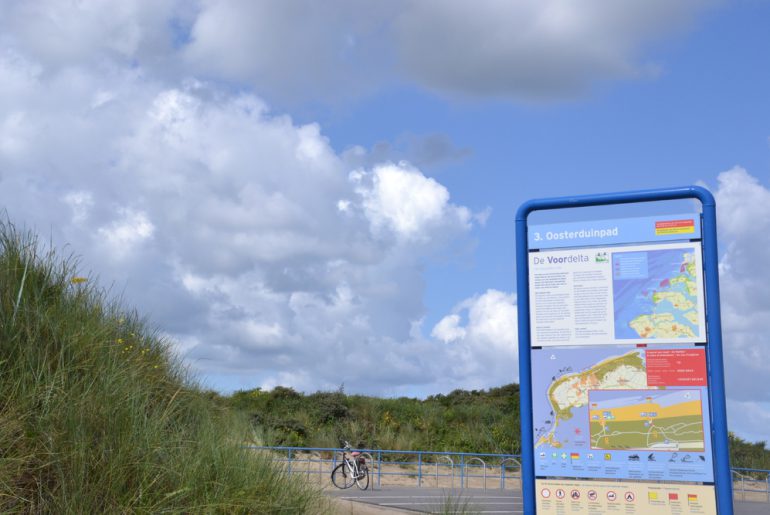 fietsen langs de kust van zuid-holland