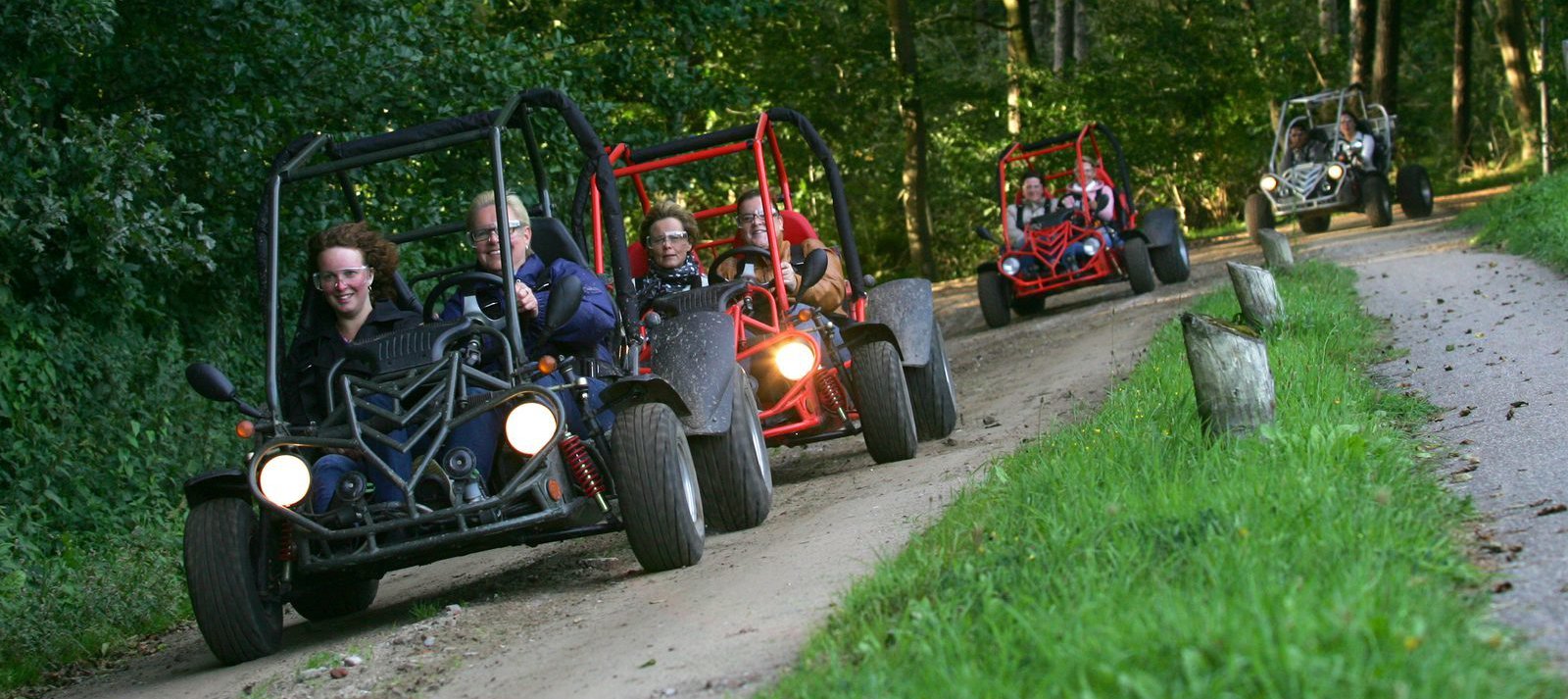 Avontuurlijk Vriendenweekend op de Veluwe: Scheuren in Buggy’s en Strikes Gooien!